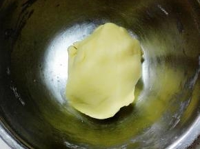 用橡皮刮刀拌匀，没有干粉状态，揉成酥皮面团