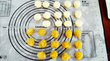 将酥皮分成18克的小球，凤梨馅分成20克小球