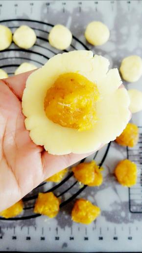 酥皮放掌心，压扁后，放一粒凤梨馅