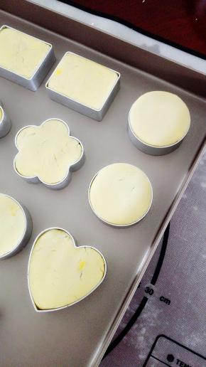 将酥皮放在虎口处，用大拇指推动酥皮，使酥皮慢慢往上‘爬’，包裹住馅料，放入凤梨酥模具内，定型