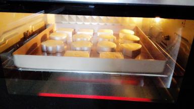 放入预热好的烤箱内，中层，上下火，180度，20分钟左右（烤到表面金黄色，取出翻面，继续烤至表面金黄色）