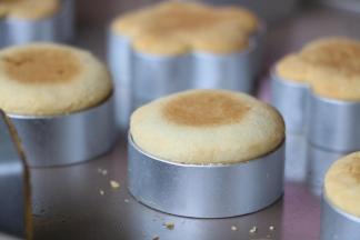 烤好后，取出冷却后脱模