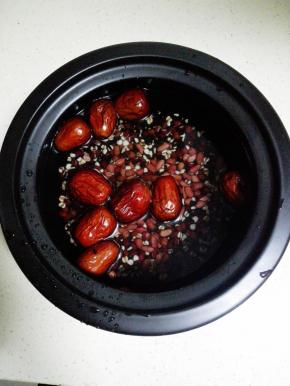 放入苏泊尔黑陶釜内，加入1L清水