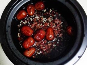 放入苏泊尔黑陶釜内，加入1L清水