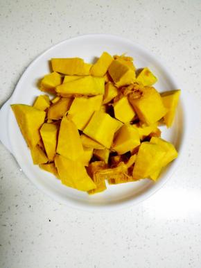 南瓜洗净，去皮，去籽，切小块