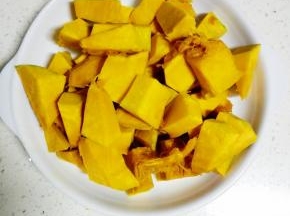 南瓜洗净，去皮，去籽，切小块