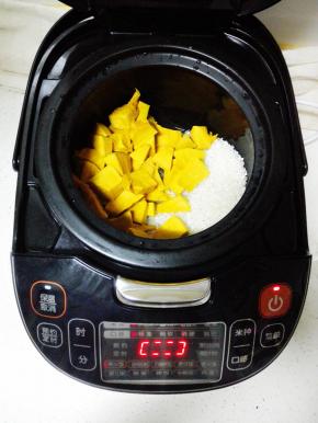 大米和糯米洗净后，放入电饭煲中，放入南瓜