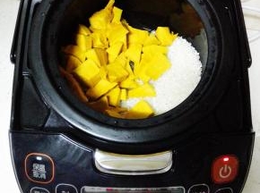 大米和糯米洗净后，放入电饭煲中，放入南瓜
