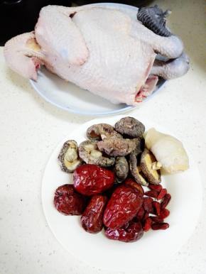 准备材料，在菜场宰杀好的鸡，回家去内脏，清洗干净，去掉头尾