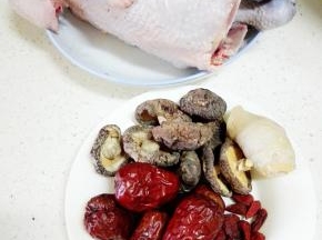 准备材料，在菜场宰杀好的鸡，回家去内脏，清洗干净，去掉头尾