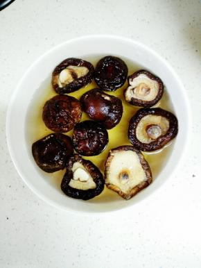 干香菇用温水泡发