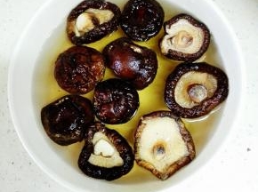 干香菇用温水泡发
