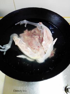 焯水：锅内放入适量水，把整鸡放入，倒入料酒，大火烧开