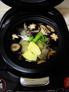 再将泡发好的香菇洗净，姜块拍开，葱洗净打结，全部放入锅中