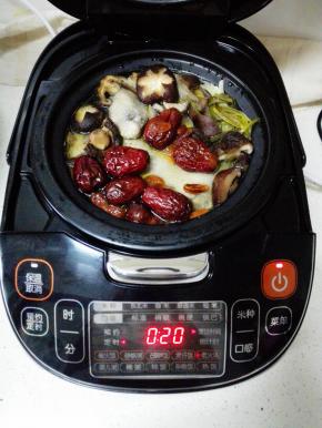 剩余20分钟时，放入洗净的红枣和枸杞，盖锅盖继续煲煮