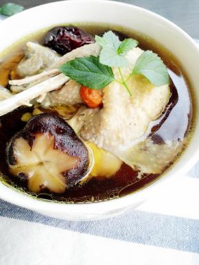 鸡已经炖到骨肉分离啦