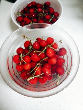 樱桃洗净，用盐水泡1小时