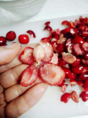 净泡好的樱桃用水冲洗干净，去蒂，用小刀在樱桃上划一圈，去核