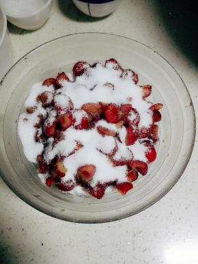 去核好的樱桃装入碗中，放入细砂糖，拌匀，静置腌渍1小时