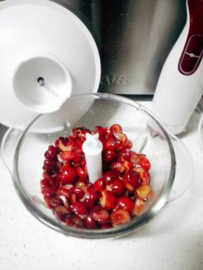 腌渍好的樱桃放入料理碗中