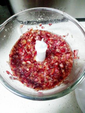 用料理棒搅打10-15秒，稍微搅碎，能看到樱桃果粒