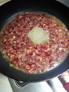 搅打好的樱桃糊倒入不沾平底锅中，加入水，冰糖