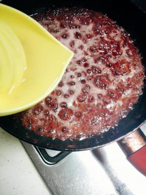 大火烧开后，转小火熬煮，熬煮约10分钟，略收汁后，即可倒入半个挤好的柠檬汁，开始不停搅拌，以防粘锅