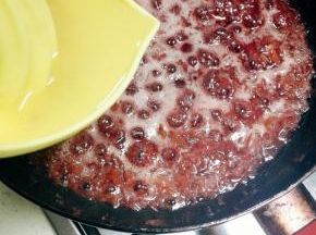 大火烧开后，转小火熬煮，熬煮约10分钟，略收汁后，即可倒入半个挤好的柠檬汁，开始不停搅拌，以防粘锅