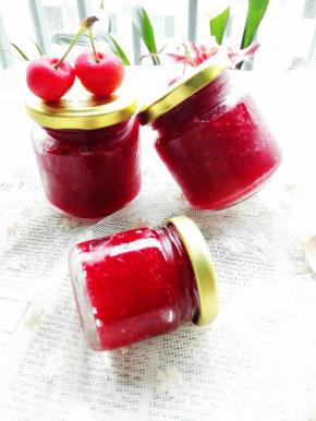 熬好的果酱倒入消毒好晾干的果酱瓶中，盖上盖子