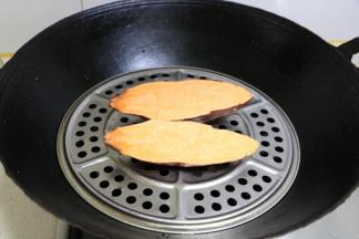 对半切开，放入锅内蒸15分钟