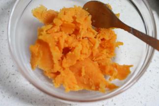 将红薯中间的红薯泥挖出，注意红薯表皮边缘留一部分红薯肉，不用太干净