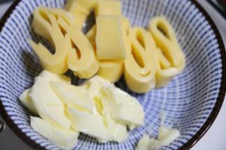 黄油和百吉福芝士片切小块