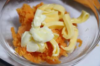 用勺子将红薯压成泥状，加入黄油和芝士