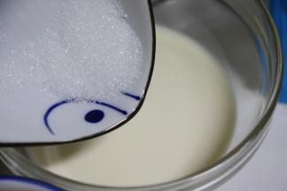 淡奶油内加入细砂糖，搅拌均匀