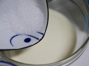 淡奶油内加入细砂糖，搅拌均匀