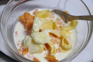 加了糖的淡奶油倒入红薯泥中