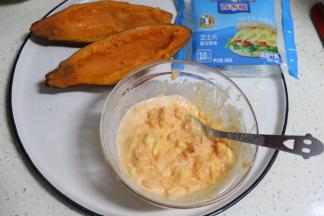 搅拌均匀，成红薯芝士泥