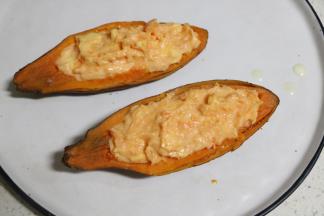 将红薯芝士泥放入挖了肉的红薯内