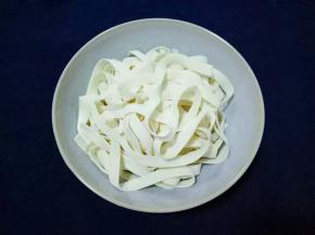 准备好宽的鲜面条（菜市场买了两块钱的，可以两人食）