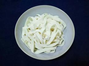 准备好宽的鲜面条（菜市场买了两块钱的，可以两人食）