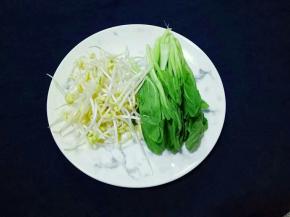 豆芽一小把用清水洗干净，青菜准备几棵清洗干净备用
