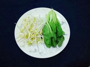 豆芽一小把用清水洗干净，青菜准备几棵清洗干净备用