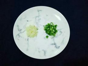 小葱，蒜清洗干净，切末