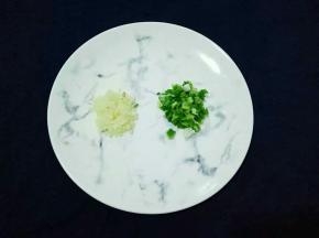 小葱，蒜清洗干净，切末