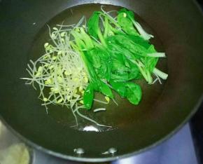 锅里放适量水烧开，放入青菜和黄豆芽焯熟