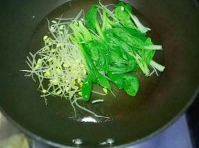 锅里放适量水烧开，放入青菜和黄豆芽焯熟