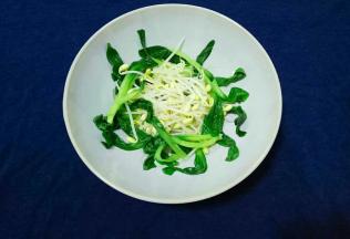 焯熟后，捞出放入碗中