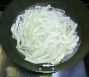 锅里加适量水煮沸，放入鲜面条煮熟（别煮太久，劲道些好吃）