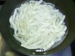 锅里加适量水煮沸，放入鲜面条煮熟（别煮太久，劲道些好吃）