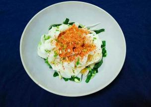 将面条捞出放入青菜豆芽上面，淋上生抽2勺、陈醋1勺、一点盐、鸡精少许（根据面条多少和自己口味增减调料），把蒜末、葱碎、辣椒面依次放在上面